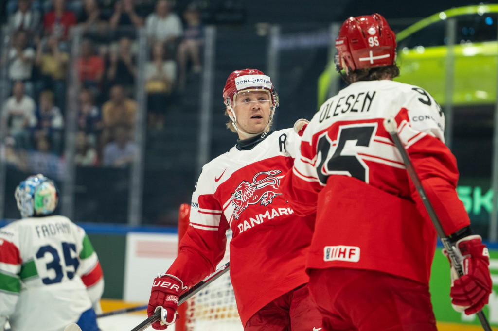 D&aacute;nsky hr&aacute;č Mikkel Aagaard (vpredu vľavo) oslavuje po tom, ako strelil druh&yacute; g&oacute;l počas z&aacute;pasu z&aacute;kladnej B-skupiny D&aacute;nsko - Taliansko na MS v ľadovom hokeji vo Fribourgu. FOTO: TASR/AP