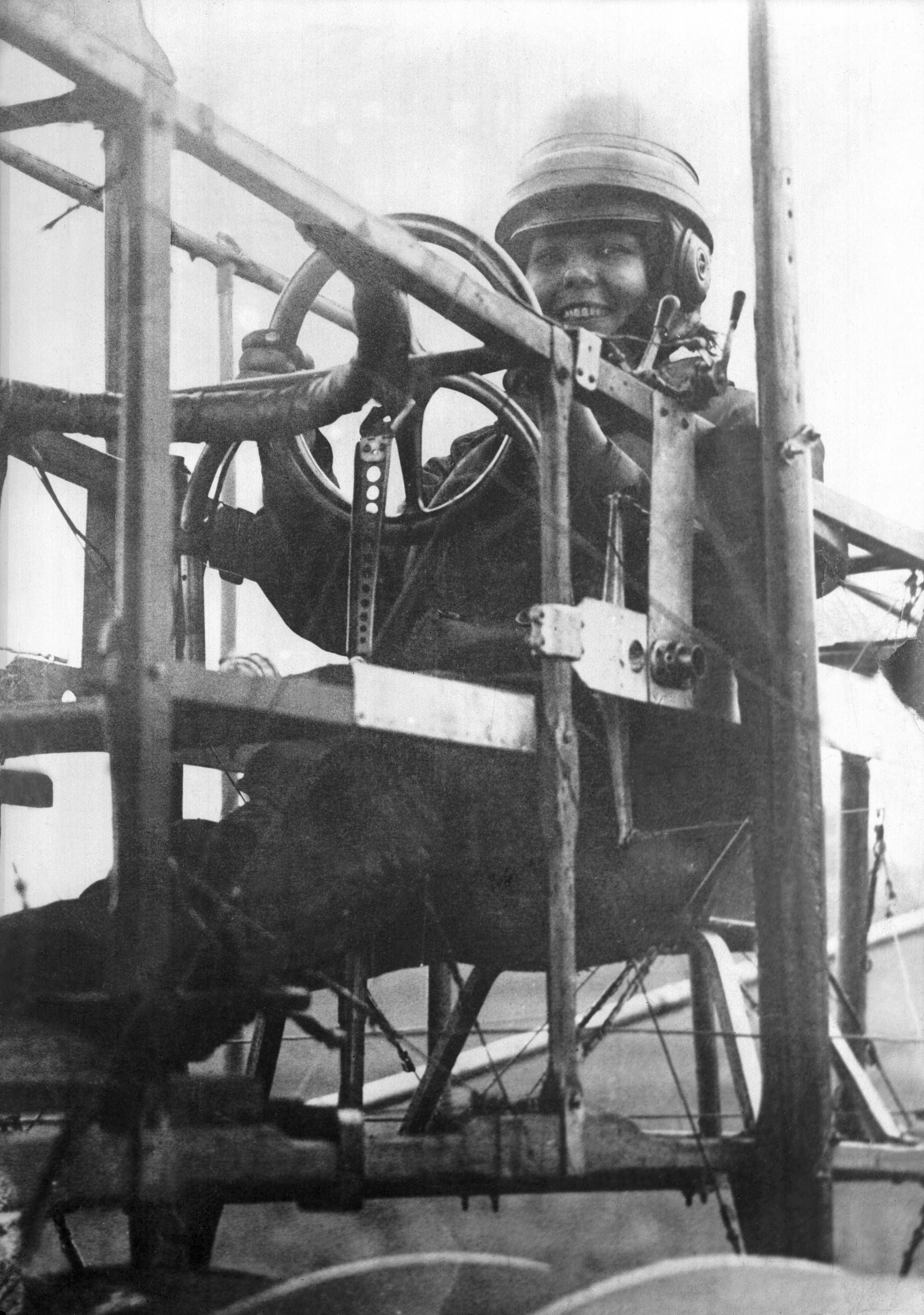 Chcela spievať operu, napokon dobyla nebo. Prv&aacute; česk&aacute; pilotka lietala napriek hav&aacute;ri&aacute;m aj posmechu