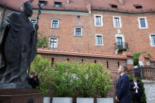 Maďarsk&yacute; premi&eacute;r Peter Magyar na n&aacute;v&scaron;teve Krakova. FOTO: REUTERS