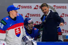 Tr&eacute;ner slovenskej reprezent&aacute;cie Vladim&iacute;r Orsz&aacute;gh, Sebasti&aacute;n Čederle a brank&aacute;r Adam Gajan. FOTO: TASR/Veronika Mihalikov&aacute;