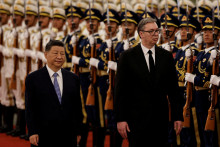 Č&iacute;nsky prezident Si Ťin-pching a srbsk&yacute; prezident Aleksandar Vučić. FOTO: Reuters