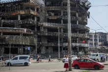 Pohľad ukazuje ulicu so zničen&yacute;m n&aacute;kupn&yacute;m centrom, ktor&eacute; bolo zasiahnut&eacute; počas včeraj&scaron;ieho rusk&eacute;ho raketov&eacute;ho a bezpilotn&eacute;ho &uacute;toku v Kyjeve. FOTO: REUTERS