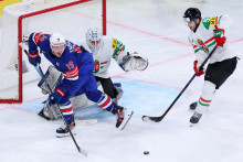 Matthew Tkachuk z USA v akcii s maďarsk&yacute;mi hr&aacute;čmi Adamom Vayom a Tam&aacute;som Ortenszkym. FOTO: Reuters