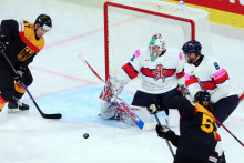 Moritz Seider prihr&aacute;va Alexandrovi Karachunovi v z&aacute;pase Nemecko - Veľk&aacute; Brit&aacute;nia. FOTO: Reuters