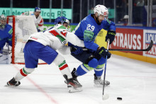 Slovinsk&yacute; hr&aacute;č Aleksandar Magovac v akcii s Talianom Marcom Zanettim. FOTO: Reuters