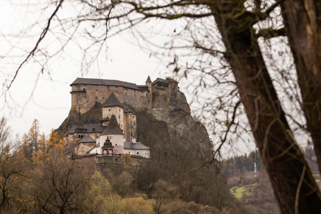 Slovensko m&aacute; desiatky hradov, av&scaron;ak zahraničn&iacute; turisti k n&aacute;m chodia najm&auml; na otočku. FOTO: TASR/D. Stehl&iacute;k