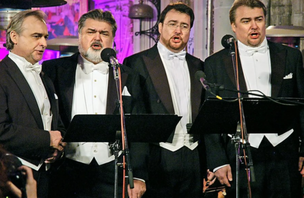 Bratia Dvorsk&iacute; pri&scaron;li o Pavla. Zomrel Pavol Dvorsk&yacute; (prv&yacute; zľava) .