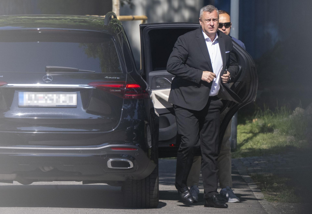 Predseda SNS Andrej Danko prich&aacute;dza na koaličn&uacute; radu. FOTO: TASR/M. Baumann