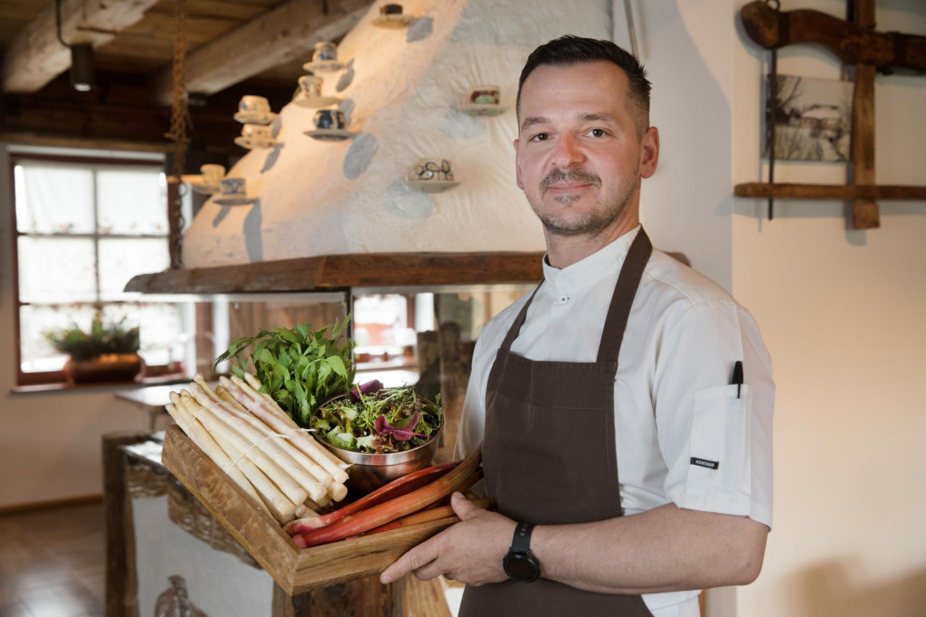 Jozef Breza patr&iacute; k &scaron;&eacute;fkuch&aacute;rom, ktor&iacute; vn&iacute;maj&uacute; gastron&oacute;miu nielen ako remeslo, ale aj ako pr&iacute;beh regi&oacute;nu, surov&iacute;n a ľud&iacute;, ktor&iacute; za nimi stoja. FOTO: Peter Mayer, Michal Kant&aacute;r