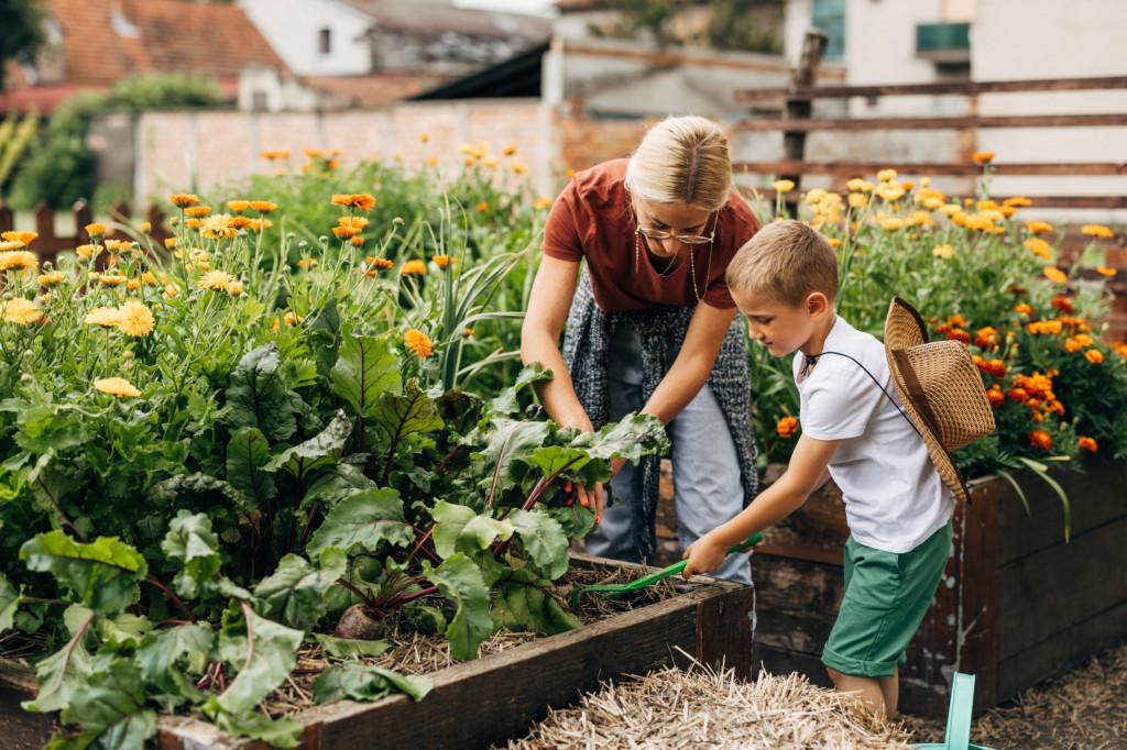 Spoločn&aacute; pr&aacute;ca v z&aacute;hrade posilňuje aj vzťahy. Vytv&aacute;ra priestor na rozhovor, spolupr&aacute;cu a bl&iacute;zkosť. FOTO: Shutterstock