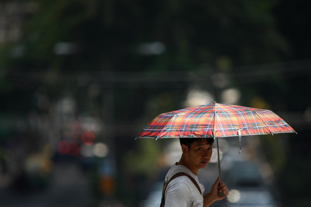Bangkok si sľubuje, že obmedzen&iacute;m klimatiz&aacute;cie u&scaron;etr&iacute; denne mili&oacute;ny bahtov. Z&aacute;roveň treba pam&auml;tať aj na t&yacute;ch, ktor&iacute; si niečo podobn&eacute; nem&ocirc;žu dovoliť. FOTO: REUTERS