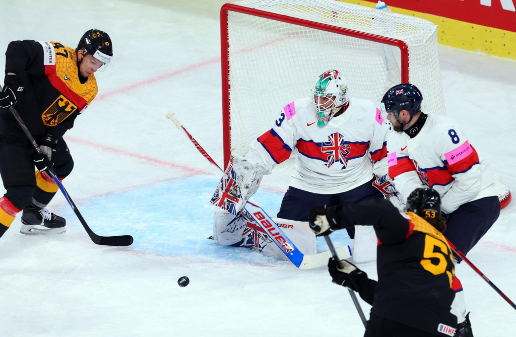 Moritz Seider prihr&aacute;va Alexandrovi Karachunovi v z&aacute;pase Nemecko - Veľk&aacute; Brit&aacute;nia. FOTO: Reuters