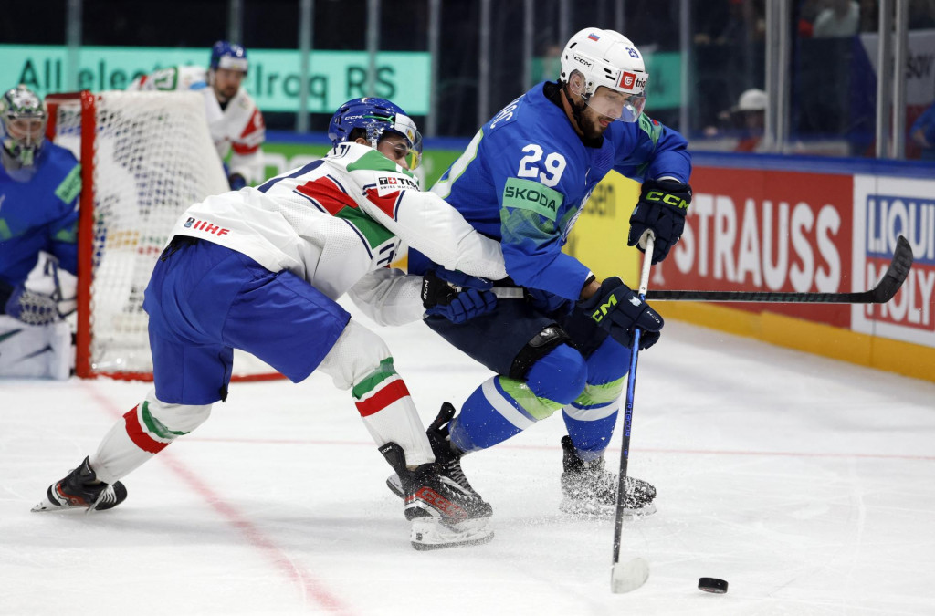 Slovinsk&yacute; hr&aacute;č Aleksandar Magovac v akcii s Talianom Marcom Zanettim. FOTO: Reuters