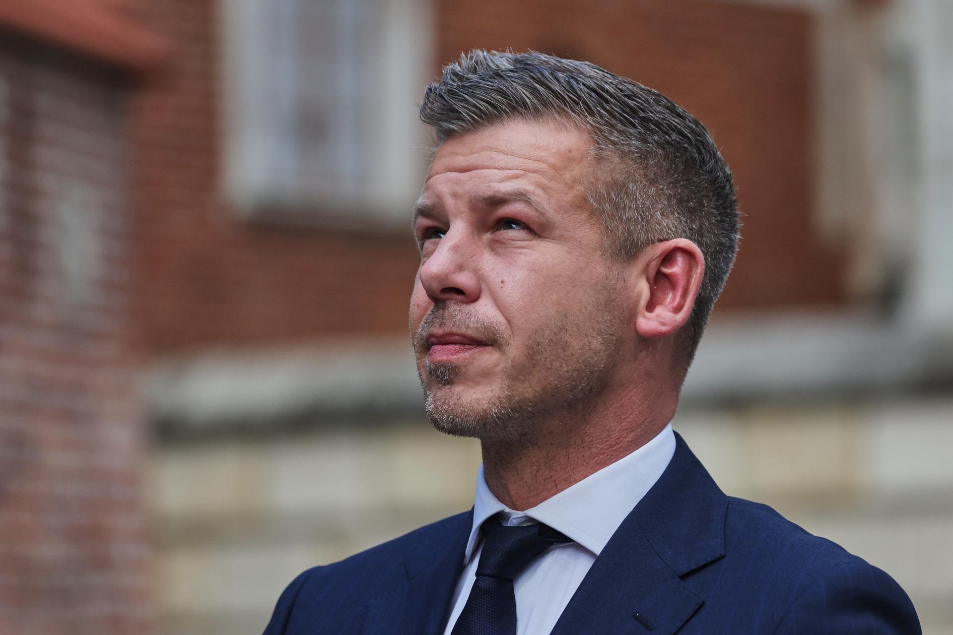 Orbán zarábal viac ako dvojnásobok. Magyar obmedzí výdavky, zoškrtá aj vlastný plat