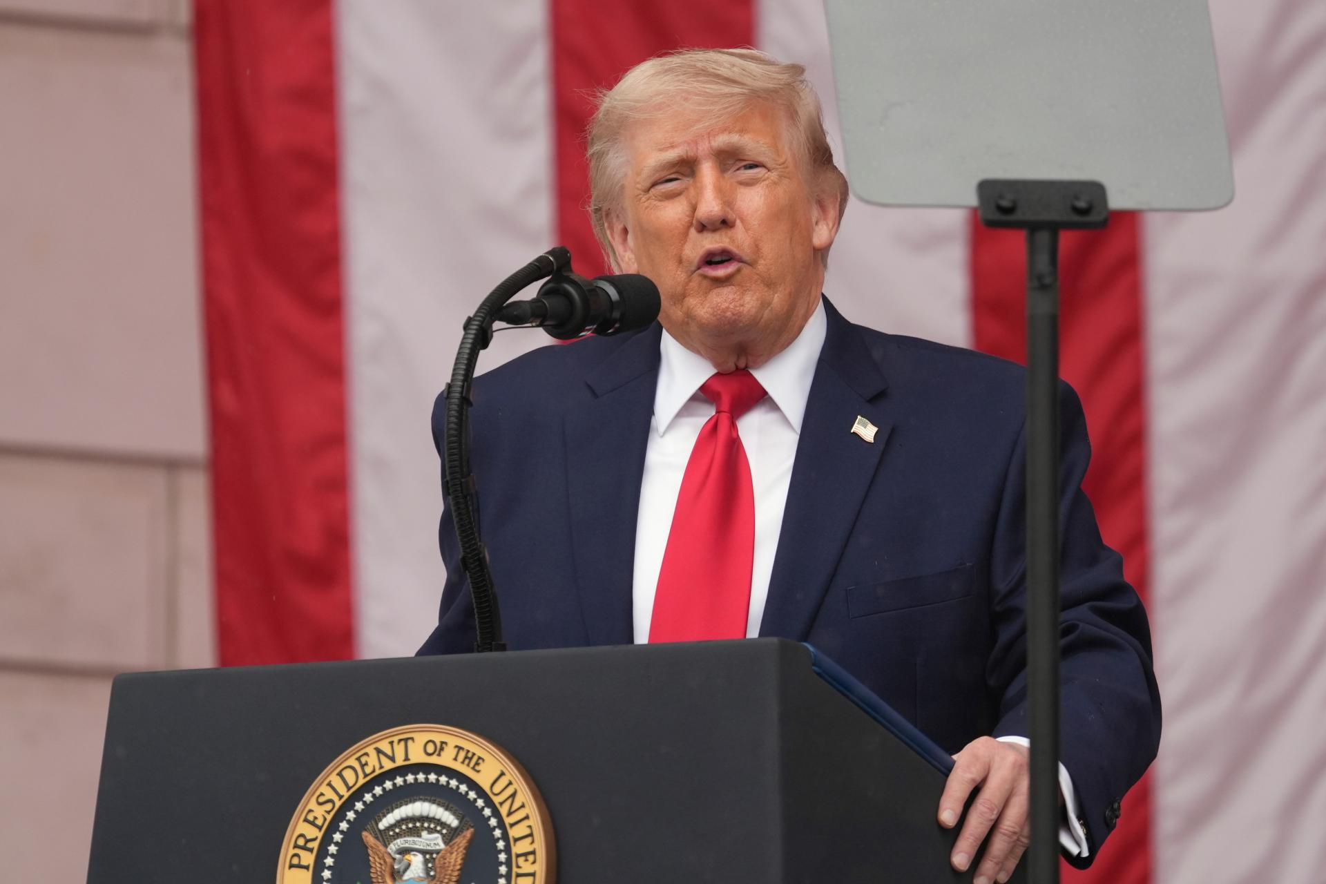 Trump chce, aby bol ir&aacute;nsky obohaten&yacute; ur&aacute;n zničen&yacute;