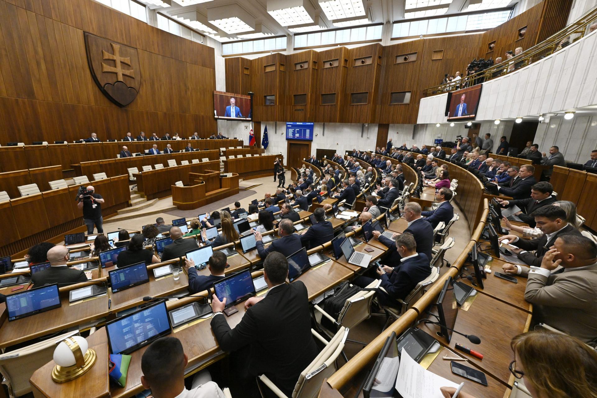 Poslanci ukončili prvý deň schôdze parlamentu debatou k zmenám v zákone o rodine. Opozícia kritikou nešetrila