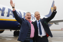 Riaditeľ Ryanairu Michael O&prime;Leary a riaditeľ letiska v Bratislave Du&scaron;an Novota. FOTO: HN/Peter Mayer