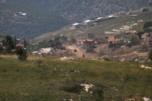 Izraelsk&yacute; tank operuje na libanonskej strane izraelsko-libanonskej hranice. FOTO: Reuters