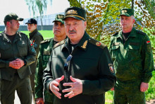 Bielorusk&yacute; prezident Alexandr Luka&scaron;enko (druh&yacute; sprava) sa prihov&aacute;ra počas spoločn&eacute;ho bielorusko-rusk&eacute;ho jadrov&eacute;ho cvičenia v Bielorusku. FOTO: TASR/AP