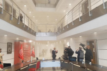 Novin&aacute;ri pracuj&uacute; uprostred slzotvorn&eacute;ho plynu, keď tureck&aacute; poriadkov&aacute; pol&iacute;cia vstupuje do s&iacute;dla hlavnej opozičnej Republik&aacute;nskej ľudovej strany v Ankare. FOTO: Reuters