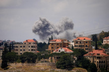 Stĺpy dymu sa valia z južn&eacute;ho Libanonu po izraelsk&yacute;ch &uacute;tokoch. FOTO: Reuters