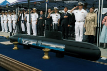 Veliteľ kanadsk&yacute;ch n&aacute;morn&yacute;ch s&iacute;l v Tichomor&iacute;, kontradmir&aacute;l David Patchell, a juhok&oacute;rejsk&yacute; n&aacute;čeln&iacute;k n&aacute;morn&yacute;ch oper&aacute;ci&iacute;, admir&aacute;l Kim Kyung-ryul pri modeli juhok&oacute;rejskej ponorky KSS-III ROKS Dosan Ahn Chang-ho. FOTO: Reuters