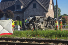 Viacero ľud&iacute; zomrelo po n&aacute;raze vlaku do &scaron;kolsk&eacute;ho autobusu v belgickom V&yacute;chodnom Fl&aacute;msku. FOTO: TASR/AP