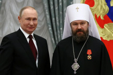 Metropolita ruskej pravosl&aacute;vnej cirkvi Ilarion a rusk&yacute; prezident Vladimir Putin. FOTO: Reuters