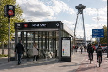 Takto si AI predstavuje bratislavsk&eacute; metro v roku 2026