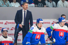 Na sn&iacute;mke zľava hokejista Sebasti&aacute;n Čederle, hlavn&yacute; tr&eacute;ner Slovenska Vladim&iacute;r Orsz&aacute;gh, Krist&iacute;an Posp&iacute;&scaron;il a Filip Me&scaron;&aacute;r v z&aacute;pase z&aacute;kladnej B-skupiny &Scaron;v&eacute;dsko - Slovensko. FOTO: TASR/Veronika Mihalikov&aacute;