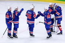 Obhajcovia titulu obsadili so ziskom 11 bodov v tabuľke &scaron;tvrt&eacute; miesto a vo &scaron;tvrťfin&aacute;le narazia na v&iacute;ťaza &bdquo;slovenskej&ldquo; B-skupiny Kanadu. FOTO: REUTERS