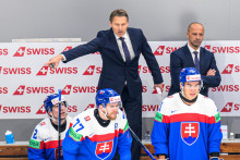 Na sn&iacute;mke vľavo hore hlavn&yacute; tr&eacute;ner Slovenska Vladim&iacute;r Orsz&aacute;gh a asistent tren&eacute;ra J&aacute;n Pardav&yacute;, dole zľava hokejisti Slovenska Andrej Koll&aacute;r ml., Martin Fa&scaron;ko-Rud&aacute;&scaron; a Sebast&iacute;an Čederle. FOTO: TASR/Veronika Mihalikov&aacute;