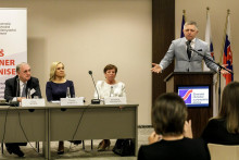 Robert Fico rečn&iacute; počas valn&eacute;ho zhromaždenia Slovenskej obchodnej a priemyselnej komory. FOTO: TASR/D. Veselsk&yacute;