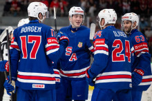 Hokejisti USA sa raduj&uacute; z g&oacute;lu v z&aacute;pase z&aacute;kladnej A-skupiny USA - Rak&uacute;sko na 89. majstrovstv&aacute;ch sveta v ľadovom hokeji v Z&uuml;richu v utorok 26. m&aacute;ja 2026. FOTO: TASR/AP