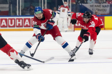 Česk&yacute; hokejista David Tom&aacute;&scaron;ek (vľavo) a hr&aacute;č Kanady Connor Brown bojuj&uacute; o puk v z&aacute;pase z&aacute;kladnej B-skupiny Česko - Kanada na 89. majstrovstv&aacute;ch sveta v ľadovom hokeji. FOTO: TASR/AP