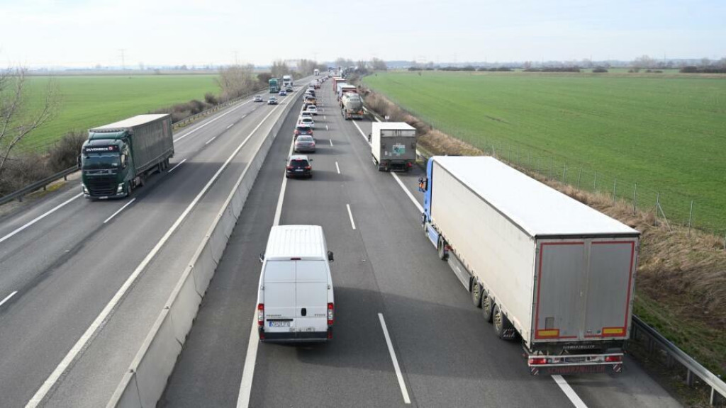 Spomaľovanie v&yacute;konov n&aacute;kladnej dopravy pretrvalo už piaty &scaron;tvrťrok za sebou. FOTO: TASR