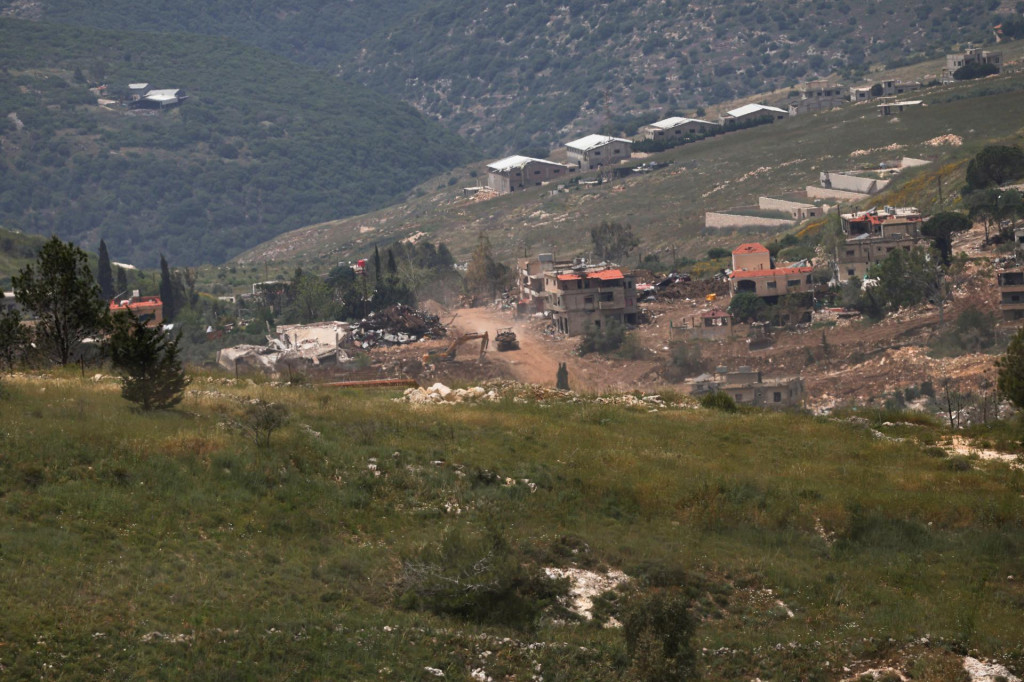 Izraelsk&yacute; tank operuje na libanonskej strane izraelsko-libanonskej hranice. FOTO: Reuters