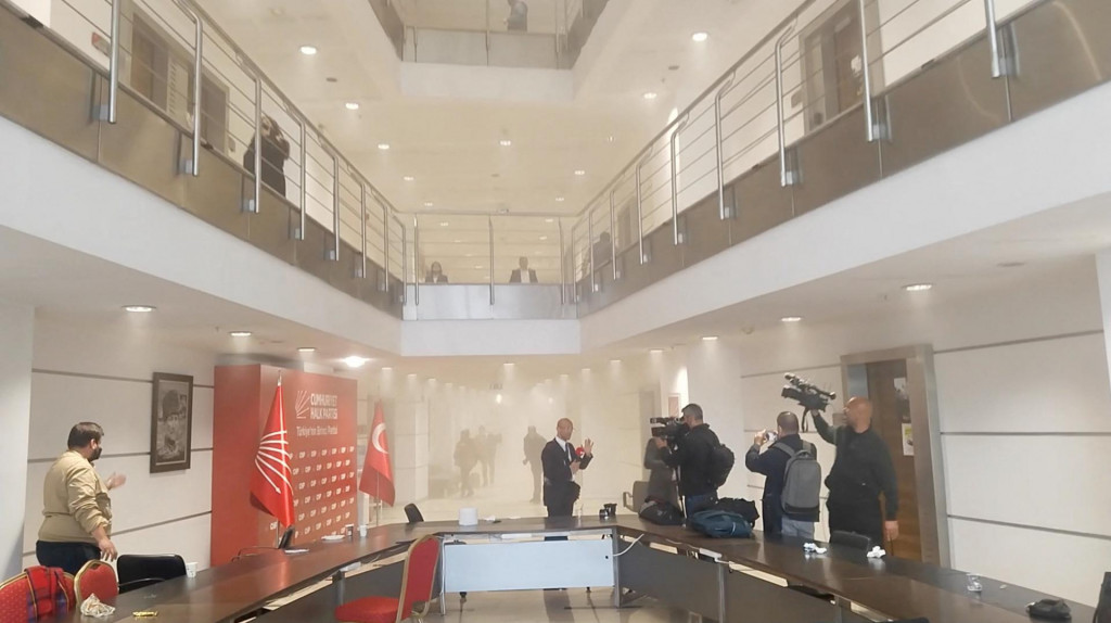Novin&aacute;ri pracuj&uacute; uprostred slzotvorn&eacute;ho plynu, keď tureck&aacute; poriadkov&aacute; pol&iacute;cia vstupuje do s&iacute;dla hlavnej opozičnej Republik&aacute;nskej ľudovej strany v Ankare. FOTO: Reuters