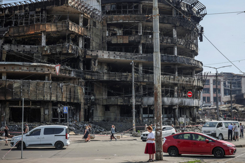 Pohľad na ulicu so zničen&yacute;m n&aacute;kupn&yacute;m centrom, ktor&eacute; bolo zasiahnut&eacute; počas rusk&eacute;ho &uacute;toku v Kyjeve. FOTO: Reuters