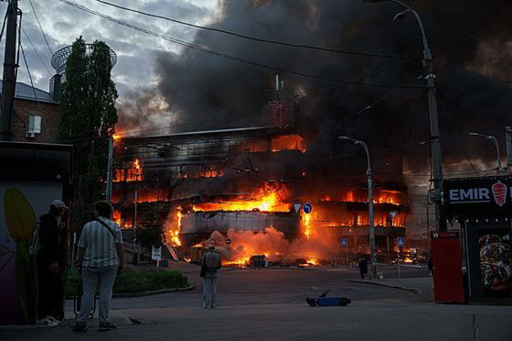 Ukrajinsk&eacute; hlavn&eacute; mesto Kyjev sa v noci na nedeľu stalo terčom rozsiahleho vzdu&scaron;n&eacute;ho &uacute;toku zo strany Ruska. FOTO: AP