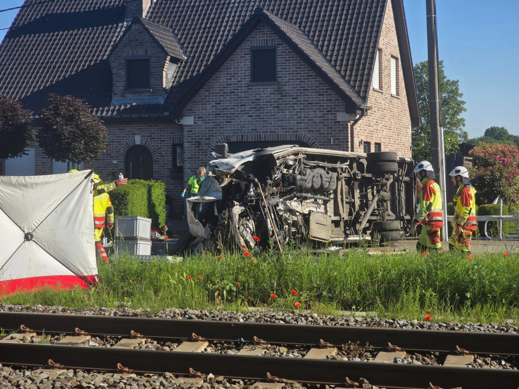 Viacero ľud&iacute; zomrelo po n&aacute;raze vlaku do &scaron;kolsk&eacute;ho autobusu v belgickom V&yacute;chodnom Fl&aacute;msku. FOTO: TASR/AP