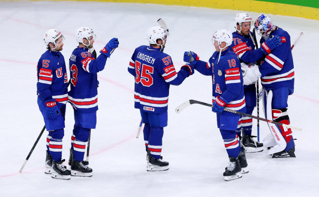 Obhajcovia titulu obsadili so ziskom 11 bodov v tabuľke &scaron;tvrt&eacute; miesto a vo &scaron;tvrťfin&aacute;le narazia na v&iacute;ťaza &bdquo;slovenskej&ldquo; B-skupiny Kanadu. FOTO: REUTERS