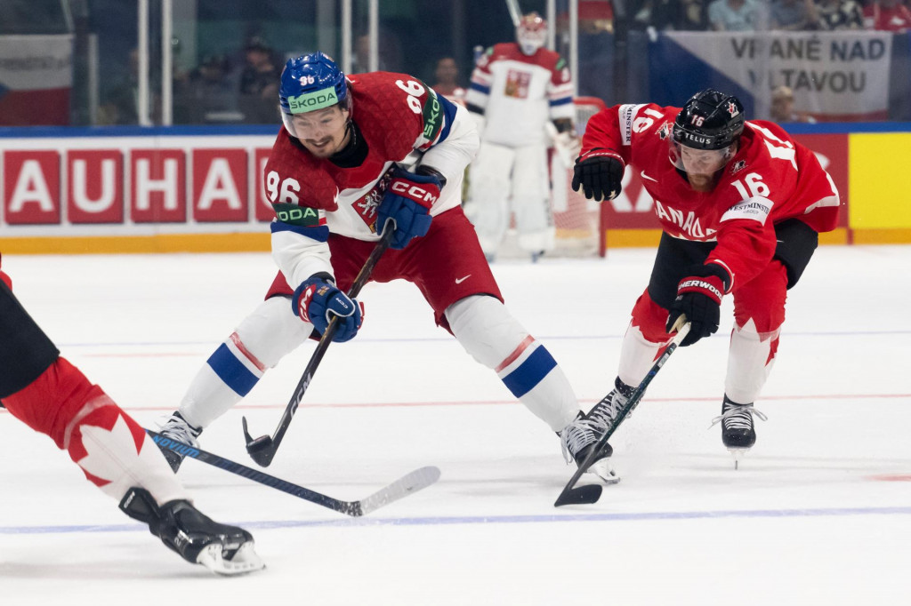 Česk&yacute; hokejista David Tom&aacute;&scaron;ek (vľavo) a hr&aacute;č Kanady Connor Brown bojuj&uacute; o puk v z&aacute;pase z&aacute;kladnej B-skupiny Česko - Kanada na 89. majstrovstv&aacute;ch sveta v ľadovom hokeji. FOTO: TASR/AP