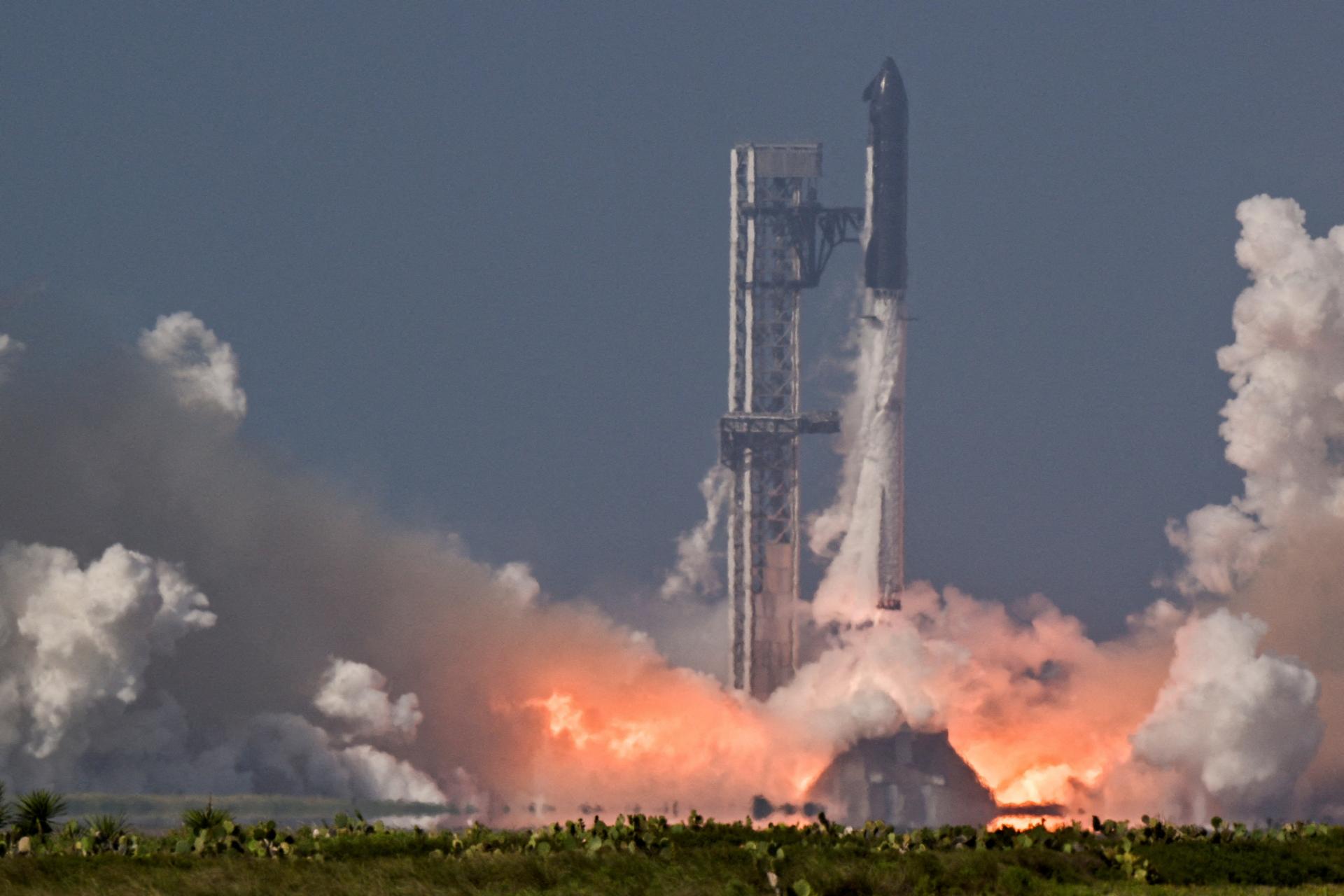 Muskova spoločnosť SpaceX musí vyšetriť minulotýždňový incident. Pád motora lode Starship už riešia úrady