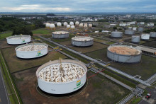 Rafin&eacute;ria firmy Petrobas. FOTO: Reuters