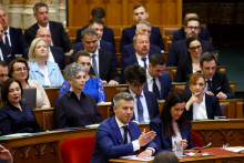 Maďarsk&yacute; premi&eacute;r Peter Magyar sa z&uacute;častňuje na plen&aacute;rnom zasadnut&iacute; parlamentu. FOTO: Reuters