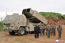 Kim Čong-un dohliada na raketov&eacute; testy. FOTO: Reuters