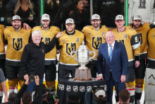 Vegas Golden Knights a hlavn&yacute; majiteľ klubu Bill Foley dost&aacute;vaj&uacute; od z&aacute;stupcu komis&aacute;ra NHL Billa Dalyho misku Clarencea S. Campbella po v&iacute;ťazstve nad Colorado Avalanchein vo &scaron;tvrtom z&aacute;pase fin&aacute;le Z&aacute;padnej konferencie play-off Stanley Cupu 2026. FOTO: Stephen R. Sylvanie