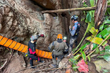 Členovia z&aacute;chrann&eacute;ho t&iacute;mu pracuj&uacute; na z&aacute;chrane siedmich ľud&iacute; uv&auml;znen&yacute;ch v jaskyni v Laose. FOTO: Reuters/Metta Tham Kalasin Rescue