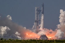 Nosn&aacute; raketa SpaceX Super Heavy nes&uacute;ca kozmick&uacute; loď Starship. FOTO: Reuters